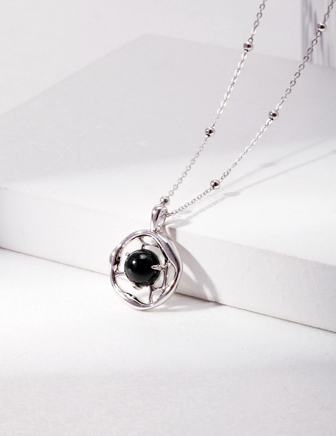 Elegant Fluid Onyx Necklace