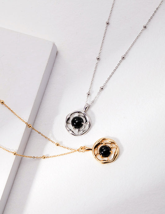 Elegant Fluid Onyx Necklace