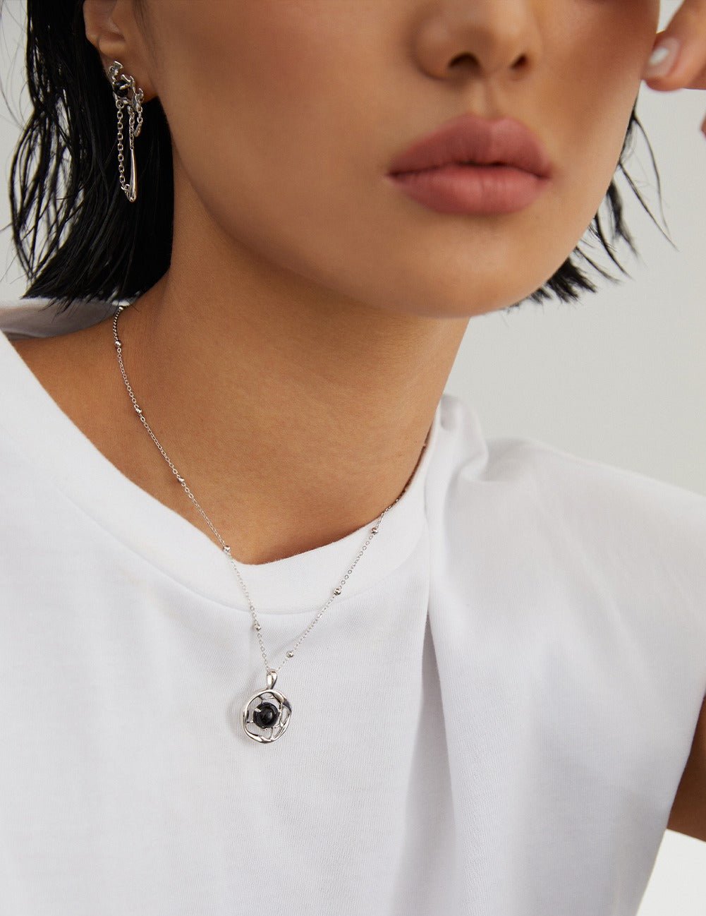 Elegant Fluid Onyx Necklace