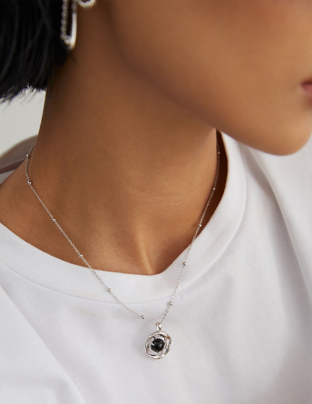 Elegant Fluid Onyx Necklace